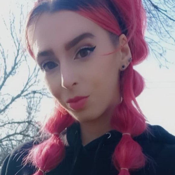 Meet your Posher, Emily - Picture 2 of 4